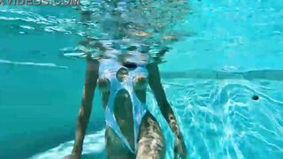 Camsoda - Amateur Teenie Masturbates Underwater With Favorite Toy
