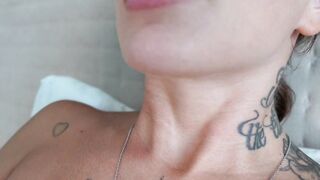 Bae Goddess plays with her twat and jizzes from a vibrator!
