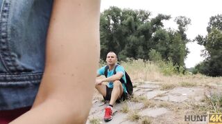 HUNT4K 18 Yo schwarzhaariges Star zeigt ihre sexuellen Fï¿½higkeiten an der frischen Luft