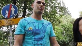HUNT4K 18 Yo schwarzhaariges Star zeigt ihre sexuellen Fï¿½higkeiten an der frischen Luft