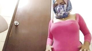 Real Hijabi Muslim Milf Trying To Stay Quiet And Masturbate Behind Husbands Back To Orgasm Squirt