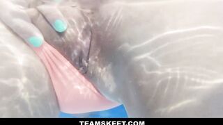 Big Ass Chick Give A ORAL SEX In The Pool