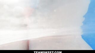 Big Ass Chick Give A ORAL SEX In The Pool