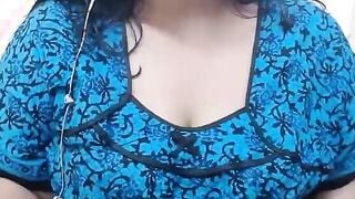 Desi punjab aunty talking filthy and showing her unshaved snatch to her customer