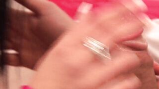Notgeile dark haired trinkt sperma aus Kondom