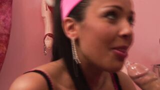 Notgeile dark haired trinkt sperma aus Kondom