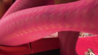 Notgeile dark haired trinkt sperma aus Kondom