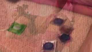 Notgeile dark haired trinkt sperma aus Kondom