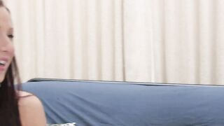 Vulgar Goddess chatting online invites a nice vagina for fucking