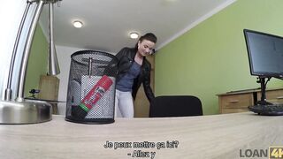 loan4k. sur la fille brune solitaire frances a besoin d'argent pour sa moto