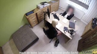 LOAN4K. Freche Blondine fickt zum Ausleihen, um einen neuen Mercedes oder BMW