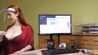 LOAN4K Une rousse sï¿½duisante veut une clinique vï¿½tï¿½rinaire et sait comment l'obtenir