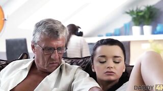 DADDY4K. Un homme aux cheveux gris avec des lunettes a de la chance de baiser