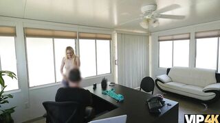 VIP4K. Le danseur de strip-tease ne peut pas payer de loyer alors