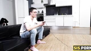 SIS.PORN. Teenagers wants to make it with busy stepbrother and fucks up videogame to got it on