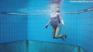 Swimming pool beauty Simonna gets nude