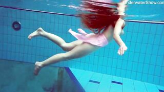 Swimming pool beauty Simonna gets nude