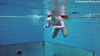 Swimming pool beauty Simonna gets nude