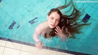 Swimming pool beauty Simonna gets nude