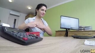 LOAN4K. Une masseuse sï¿½duisante plaï¿½t ï¿½ un agent de crï¿½dit
