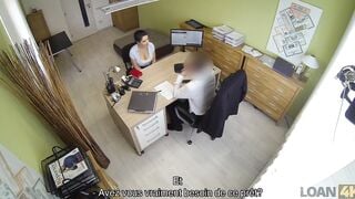 LOAN4K. Une masseuse sï¿½duisante plaï¿½t ï¿½ un agent de crï¿½dit