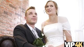 VIP4K. La bellezza into abito da sposa succhia il cazzo dello sconosciuto e si fa scopare