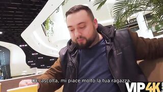 VIP4K. Un uomo incontra il dolce zenzero al centro commerciale e la scopa per soldi