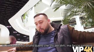 VIP4K. Un uomo incontra il dolce zenzero al centro commerciale e la scopa per soldi
