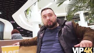 VIP4K. Un uomo incontra il dolce zenzero al centro commerciale e la scopa per soldi