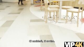 VIP4K. Un uomo incontra il dolce zenzero al centro commerciale e la scopa per soldi