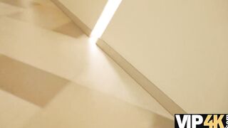 VIP4K. Un uomo incontra il dolce zenzero al centro commerciale e la scopa per soldi