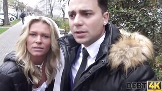 DEBT4k. Slutty junge Frau betrï¿½gt Ehemann fï¿½r Bargeld vor ihm