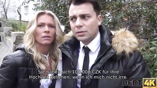 DEBT4k. Slutty junge Frau betrï¿½gt Ehemann fï¿½r Bargeld vor ihm