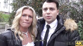 DEBT4k. Slutty junge Frau betrï¿½gt Ehemann fï¿½r Bargeld vor ihm