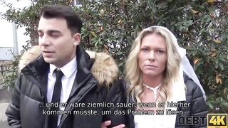 DEBT4k. Slutty junge Frau betrï¿½gt Ehemann fï¿½r Bargeld vor ihm