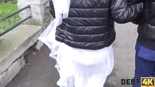 DEBT4k. Slutty junge Frau betrï¿½gt Ehemann fï¿½r Bargeld vor ihm