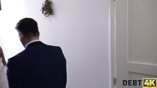 DEBT4k. Nur ein Ehepaar kann keine Schulden bezahlen, warum das Mï¿½dchen
