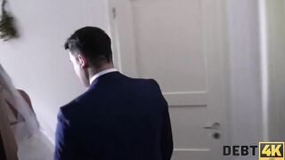 DEBT4k. Une chose douce devrait rendre beaucoup d'argent juste aprï¿½s le mariage