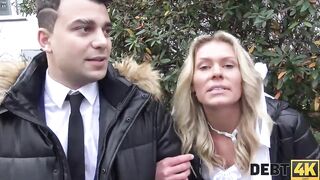 DEBT4k. Une chose douce devrait rendre beaucoup d'argent juste aprï¿½s le mariage