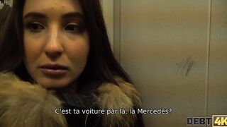 Debt4k. Dame N'a Pas D'argent Pour Une Voiture Cool Mais Sur La Gï¿½re Avec