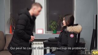 Debt4k. Dame N'a Pas D'argent Pour Une Voiture Cool Mais Sur La Gï¿½re Avec