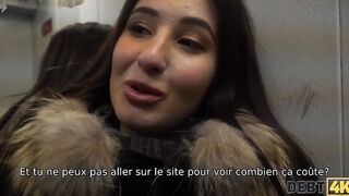 Debt4k. Dame N'a Pas D'argent Pour Une Voiture Cool Mais Sur La Gï¿½re Avec