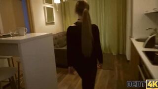 DEBT4k Mï¿½dchen mag teure Gerï¿½te, die sie durch Kopulation abarbeitet