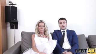 DEBT4k. Lo sposo sta guardando come la sua sposa fa sesso con un altro uomo