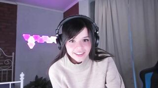 chick Masturbates Snatch