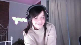 chick Masturbates Snatch