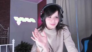 chick Masturbates Snatch