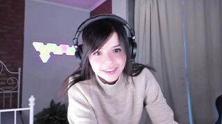 chick Masturbates Snatch