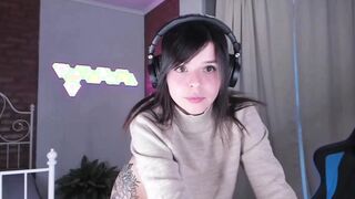 chick Masturbates Snatch