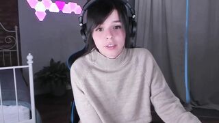 chick Masturbates Snatch
